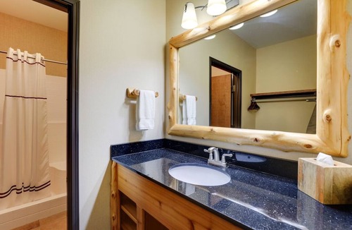 Sioux City Hotel | Theme Suite, Whirlpool, Stoney Creek, Dry Bar, Fireplace near 3rd St Attractions