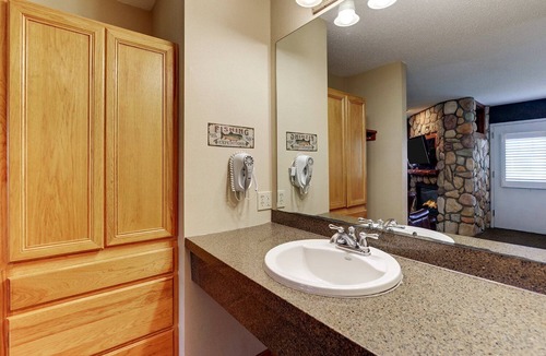Peoria Hotel | Theme Suite with Kitchenette & Dry Bar! Stoney Creek Peoria