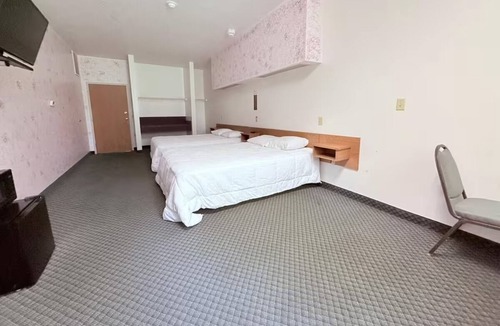 Ida Grove Hotel | Three Affordable Castle-Themed Rooms w/Bathtub for Relaxation Near Landmarks
