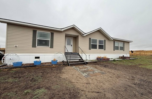 Valentine House | Three Bedroom, Two Bathroom Home with Barn & Corrals