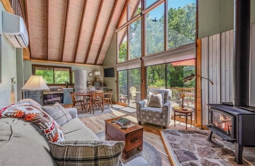 Berkeley Springs House | Timber Ridge Cabin - Wifi | Fire pit | Horseshoe Pit | Outdoor Shower | Deck | Games