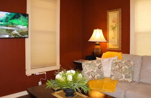 Mankato Apartment | Timeless - Victorian Home stay