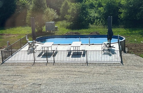 Monroe City Cabin | Tiny cabin set in back of the property. Great for a quiet couples getaway.