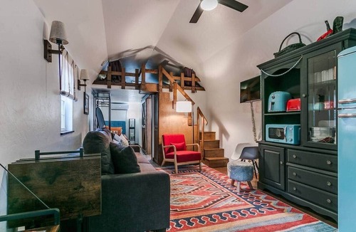 Edmond Cabin | Tiny Cabin w Deck Grill Hammocks Pool & Firepit