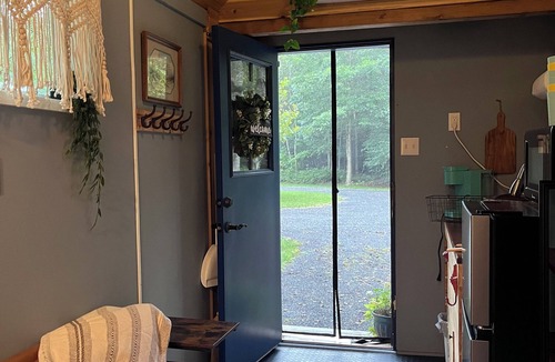 Lincoln House | Tiny House in the Woods, sleeps 3, full bath, linens provided, keurig & k cups