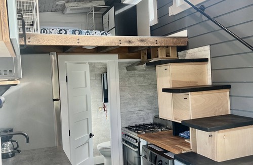 Dorchester House | Tiny House on Upper Iowa River w/hot tub