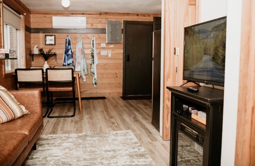 Cushing Cabin | “Tiny Timber” Scandi cabin W/Sauna, plunge tub!