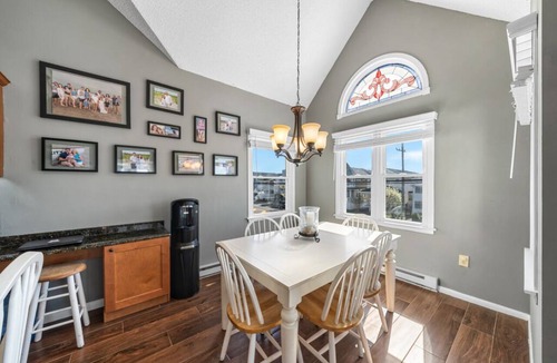 Gold Coast Condo | Top-Floor 3BR Ocean City w/Porch + Parking