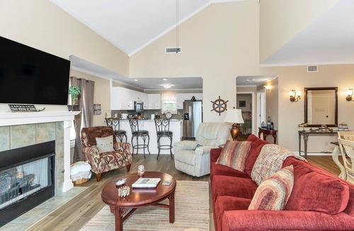 Dadeville Condo | Top-Floor Lakefront Condo – Heated Pool, Boat Dock & Sunset Views