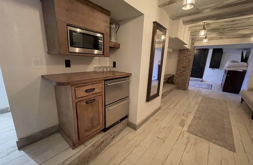Dundee-Happy Hollow Historic District House | TOP ZOO Host for over 10 years! Clean and Cozy-amazing beds.
