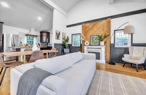 Duncan House | Town-Center Sanctuary:Cozy 3BD for Relocation