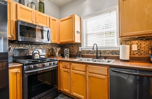 Woodstock House | Townhome Near Outlets — 5% Week/10% Month