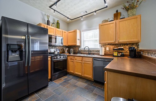 Woodstock House | Townhome Near Outlets — 5% Week/10% Month