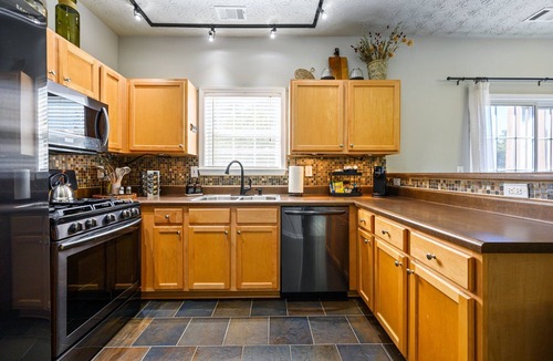 Woodstock House | Townhome Near Outlets — 5% Week/10% Month
