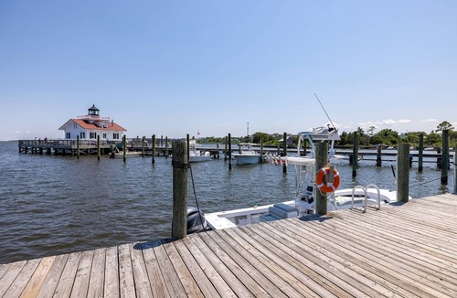 Historic Downtown Manteo House | Tranquil House Inn - Premium King Room