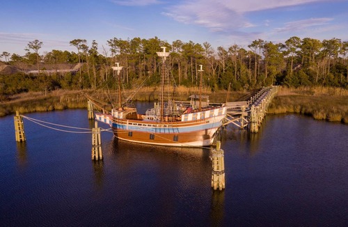 Historic Downtown Manteo House | Tranquil House Inn - Two Queen Premium Room