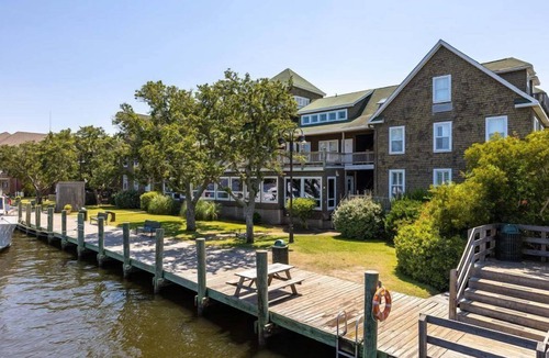Historic Downtown Manteo House | Tranquil House Inn - Two Queen Standard Room