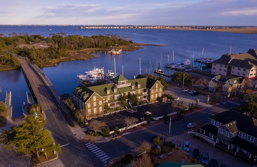 Historic Downtown Manteo House | Tranquil House Inn - Two Queen Standard Room
