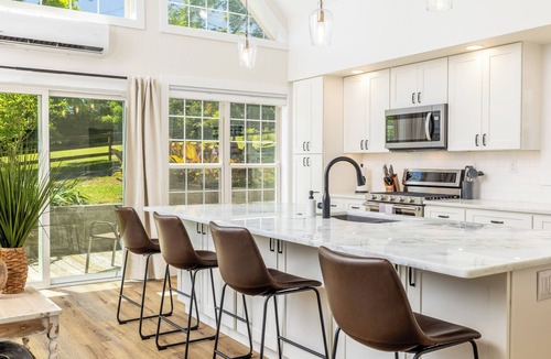 Maryville House | Tranquil Mountain Escape: Luxurious 2 Bedroom 2 Bath Cottage on 9 Acres