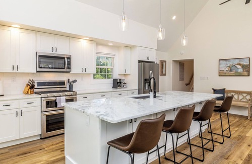 Maryville House | Tranquil Mountain Escape: Luxurious 2 Bedroom 2 Bath Cottage on 9 Acres