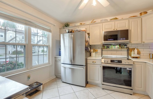Germantown House | Tranquil Townhouse Retreat w/Deck in Germantown!