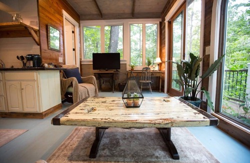 Waterford House | Tranquil Treehouse Cottage, King Bed, River View