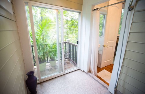Waterford House | Tranquil Treehouse Cottage, King Bed, River View