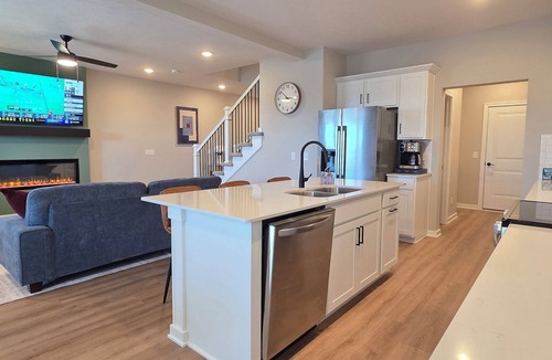 Omaha House | Tranquility Retreat - new house for families w/great access to Omaha amenities