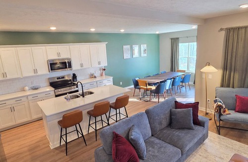 Omaha House | Tranquility Retreat - new house for families w/great access to Omaha amenities