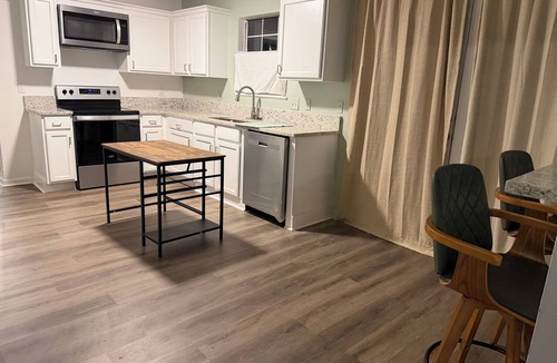 Huntcliff House | Travel Nurse & Corporate Housing Spacious 4BR Sleeps 10