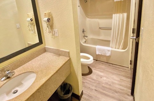 Elizabeth City Hotel | Travelers Inn Elizabeth City