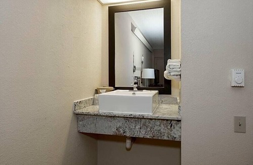 Peoria House | Travelodge by Wyndham Peoria