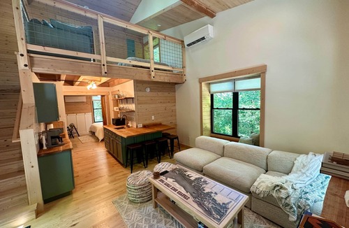 Ottawa Resort | Treehouse 2 - Treehouses at Starved Rock