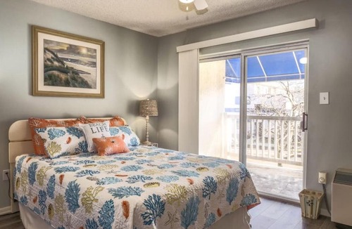 North End House | Trendy 1BD Balcony Pool Small fam or couples stay