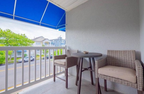 North End House | Trendy 1BD Balcony Pool Small fam or couples stay