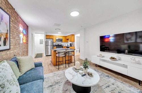 Hyde Park Apartment | Trendy and Comfortable Stay in Hyde Park