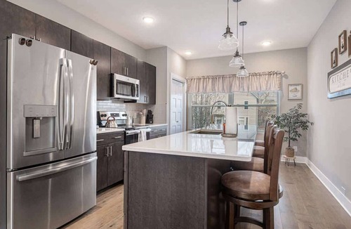 Midtown House | Trendy Townhouse in Midtown Omaha|Rooftop Retreat