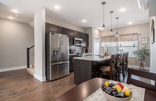 Midtown House | Trendy Townhouse in Midtown Omaha|Rooftop Retreat
