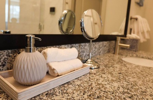 Chapel Hill Apartment | Trilogy 207 · Luxury 1 BR apt | Sleep 4 w/Gym& Pool Chapel Hill*