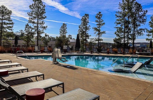 Chapel Hill Apartment | Trilogy 207 · Luxury 1 BR apt | Sleep 4 w/Gym& Pool Chapel Hill*