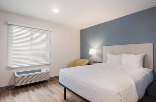Newnan Hotel | Triple Suites w/Kitchen & Onsite Laundry