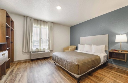 Newnan Hotel | Triple Suites w/Kitchen & Onsite Laundry