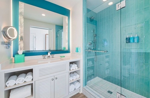 I-435 West KC-KS Hotel | Tropical-Inspired Guest Suite With Stylish Swimming Pool Near Kansas Speedway