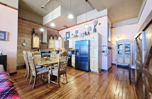 Whitewood House | Truly the GOAT! Hot tub, Pet friendly, Walk to bar/restaurant, Quiet, Unique