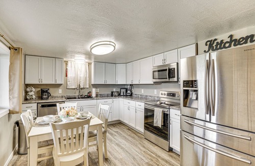 Clinton Cottage | Truman Lake Retreat: Relax and Unwind