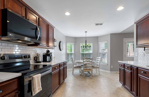 Spring Hill House | Twin Feather Run 6004-TN Retreat-Sleeps 8