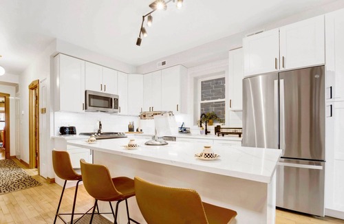 Bucktown Apartment | Twin Lions Lodge Private Hotel w/Speakeasy