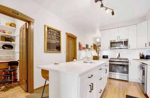 Bucktown Apartment | Twin Lions Lodge Private Hotel w/Speakeasy