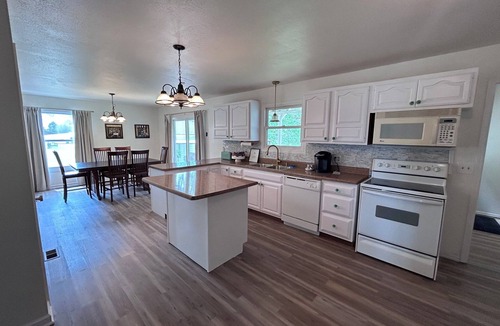 Foristell Cottage | Twin Ponds Inn 11 Private Acres Near I-70