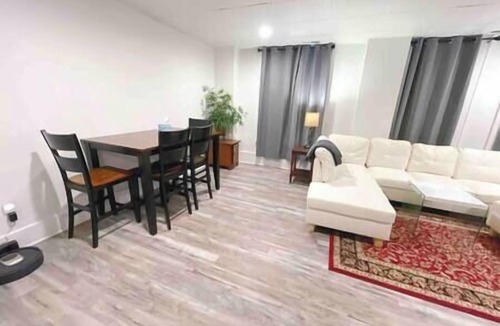 Dubuque Apartment | Twin Retreats with 5BR, 3BA-Perfect for Groups